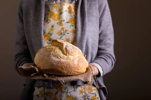 Дівчина Пекар Тримає Свіжий Білий Вітерець — стокове фото