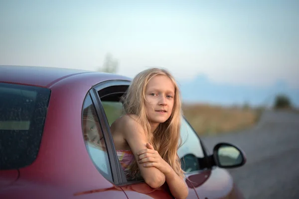 Autotravel Children Happy Smiling Little Girl Looking Out Car Window — Stock Photo, Image