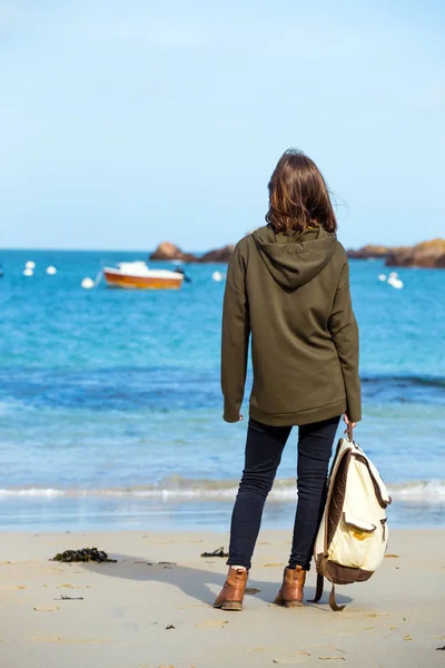 Söt Flicka Kusten Havet Vid Trégastel Normandie Franc — Stockfoto