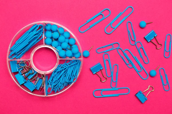Briefpapier Paperclips Ordners Knoppen Blauw Roze Pagina — Stockfoto