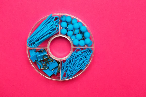 Clipes Papel Papelaria Ligantes Botões Azul Backgroun Rosa — Fotografia de Stock