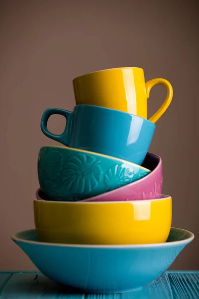 Světlé Keramiky Hrnky Misky Modré Žluté Růžové Barvě — Stock fotografie