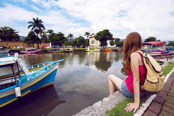 Chica Turística Sentada Muelle Con Barcos Colores Bahía Famosa Ciudad —  Fotos de Stock