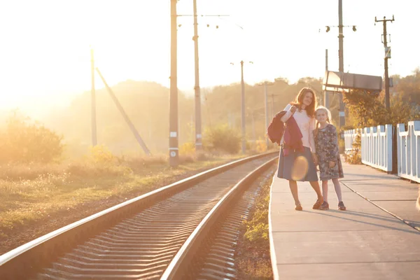 秋の日 母と娘は Trai を待っている鉄道に沿って歩いています — ストック写真