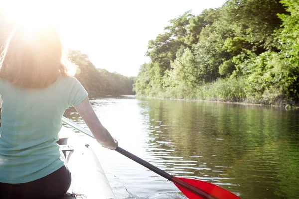 夏季和积极的运动 夕阳下的女孩独木舟 — 图库照片