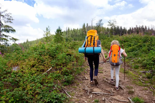 母亲和女儿徒步旅行者在喀尔巴阡山山 Gorgany 乌克兰 — 图库照片