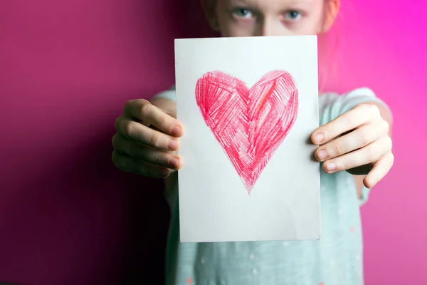 Šťastná Dívka Drží Výkresu Srdcem Valentinky — Stock fotografie