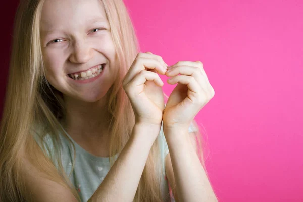 折り畳まれた手を聞くという形で微笑んでいる女の子 — ストック写真