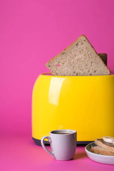 Pequeno Almoço Brilhante Divertido Torradeira Amarela Uma Xícara Café Backgroun — Fotografia de Stock