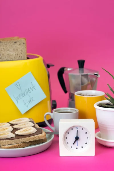 Pequeno Almoço Brilhante Divertido Torradeira Amarela Uma Xícara Café Backgroun — Fotografia de Stock