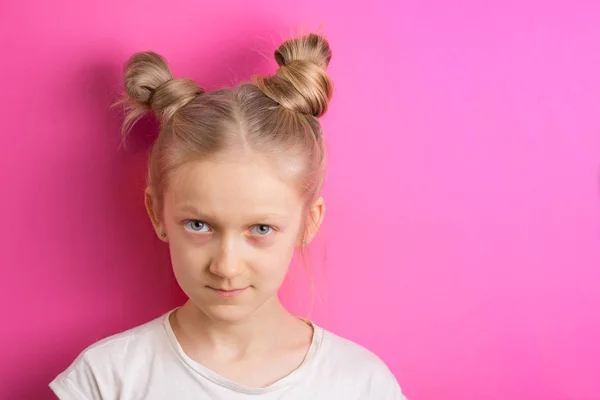 Krásná Dívka Blondýnkou Růžovém Pozadí Vypadá Camer — Stock fotografie