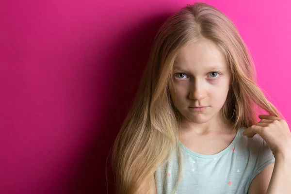 Pequena Linda Menina Loira Fundo Rosa Olha Para Câmara — Fotografia de Stock