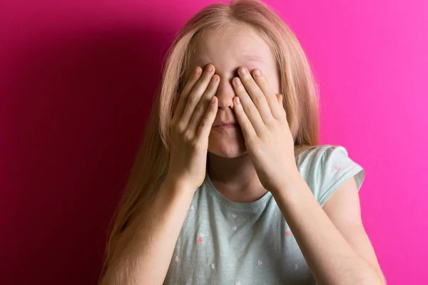 Liten Vacker Flicka Blondin Rosa Bakgrund Täcker Ögonen Med Handen — Stockfoto