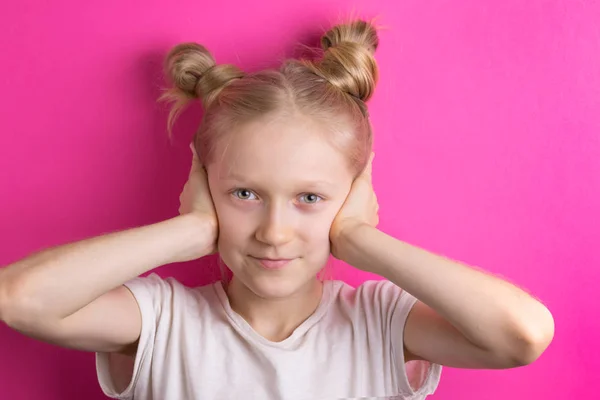 Trochę Piękna Dziewczyna Blondynka Różowym Tle Obejmuje Jej Uszy Jej — Zdjęcie stockowe