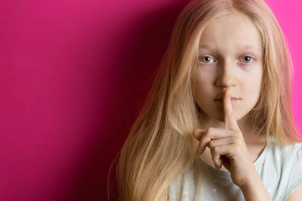 Kamera Sessizlik Gestur Yapım Küçük Güzel Kız Sarışın Pembe Bir — Stok fotoğraf