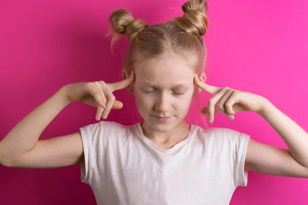 Pequena Menina Bonita Loira Fundo Rosa Menina Está Pensando Resolver — Fotografia de Stock