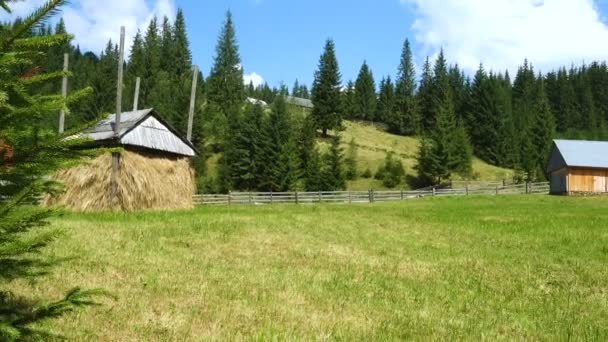Ρουστίκ Ξύλινα Σπίτια Και Έδαφος Road Στο Λόφο Βουνό — Αρχείο Βίντεο