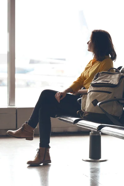 Havalimanı Ayrılış Bekliyor Sırt Çantası Ile Kız — Stok fotoğraf