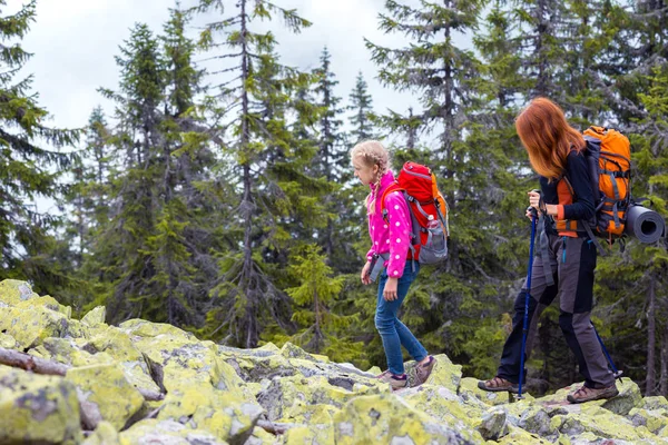 Famille Mère Fille Randonneurs Dans Les Montagnes Des Carpates Gorgany — Photo