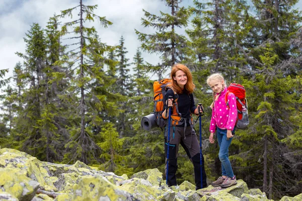 Familia Madre Hija Excursionistas Las Montañas Los Cárpatos Gorgany Ucrania —  Fotos de Stock