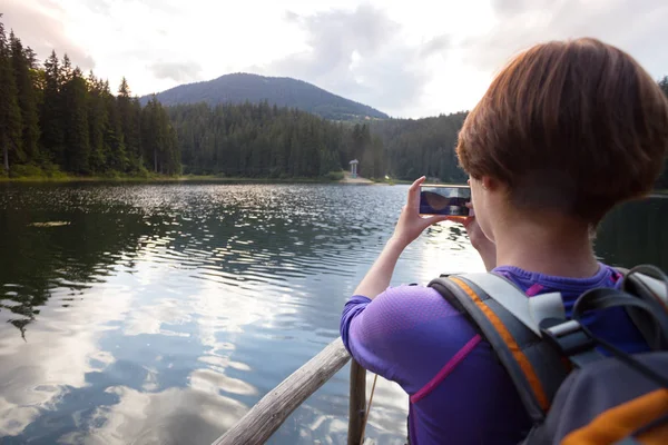 Chica Turística Haciendo Una Sesión Fotos Del Lago Montaña Synevyr —  Fotos de Stock