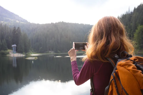 Menina Turista Fazendo Uma Sessão Fotos Montanha Lago Synevyr Cárpatos — Fotografia de Stock