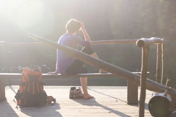 Menina Turística Lago Montanha Synevyr Senta Cais Pôr Sol Cárpatos — Fotografia de Stock