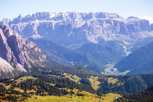 Ландшафтные Горы Доломиты Вид Венки Цветы Переднем Плане Италия Seced — стоковое фото