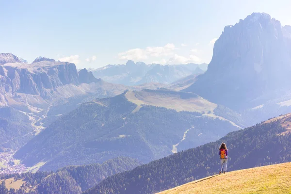 Menina Caminhante Nas Montanhas Dolomitas Vistas Para Vale Itália Seced — Fotografia de Stock