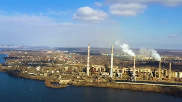 Widok Powietrza Dymu Rur Elektrowni Brzegu Rzeki — Wideo stockowe
