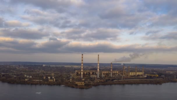 Vista Aérea Fumaça Das Tubulações Usina Elétrica Margem Rio — Vídeo de Stock