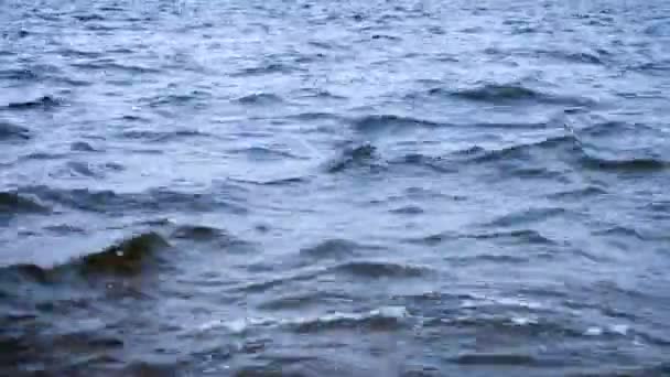 Серое Темное Море Волнами Поверхности Воды — стоковое видео