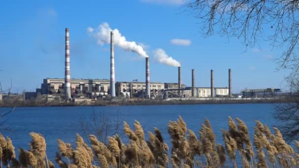 Fumée Provenant Des Tuyaux Centrale Électrique Bord Une Rivière — Video