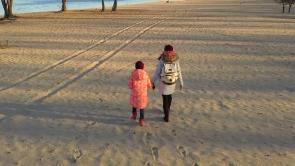 Мать Дочерью Прогуливаются Зимнему Пляжу — стоковое видео