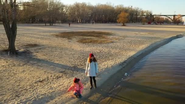 Mor Med Dotter Promenader Vintern Stranden — Stockvideo