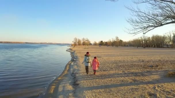 Madre Con Hija Caminando Por Playa Invierno — Vídeos de Stock