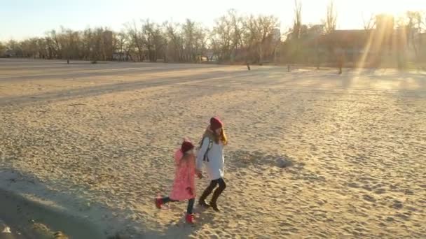 Madre Con Hija Caminando Por Playa Invierno — Vídeos de Stock