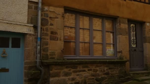 フランスのディナン エイプリル06 2018 フランスのブルターニュ ディナンの中心部にある古い伝統的な家屋のある空の美しい通りの眺め — ストック動画