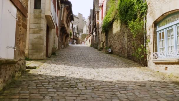 Динан Франция Апреля 2018 Года Вид Пустой Красивой Улицы Старыми — стоковое видео