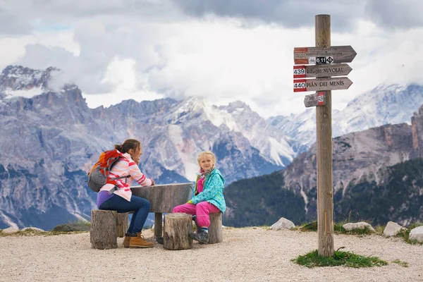 Dos Hermanas Niñas Excursionistas Las Montañas Dolomitas Italia Cinque Torr — Foto de Stock