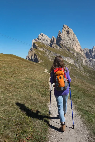 Kız Uzun Yürüyüşe Çıkan Kimse Dağlar Dolomites Gösterim Vadisi Talya — Stok fotoğraf