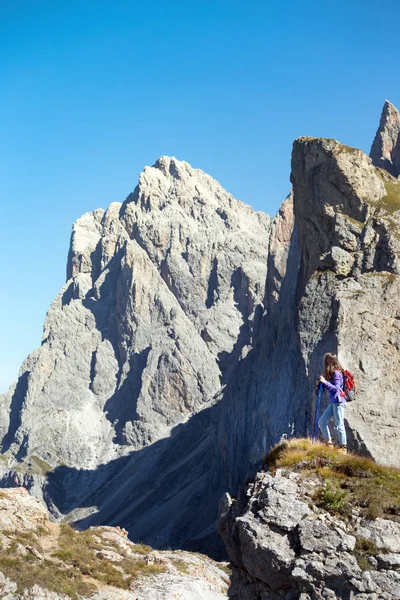 Menina Caminhante Nas Montanhas Dolomitas Vistas Para Vale Itália Seced — Fotografia de Stock