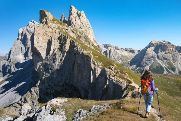 Κορίτσι Πεζοπόρος Στα Βουνά Δολομίτες Και Θέα Στην Κοιλάδα Ιταλία — Φωτογραφία Αρχείου