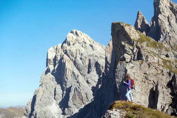Κορίτσι Πεζοπόρος Στα Βουνά Δολομίτες Και Θέα Στην Κοιλάδα Ιταλία — Φωτογραφία Αρχείου