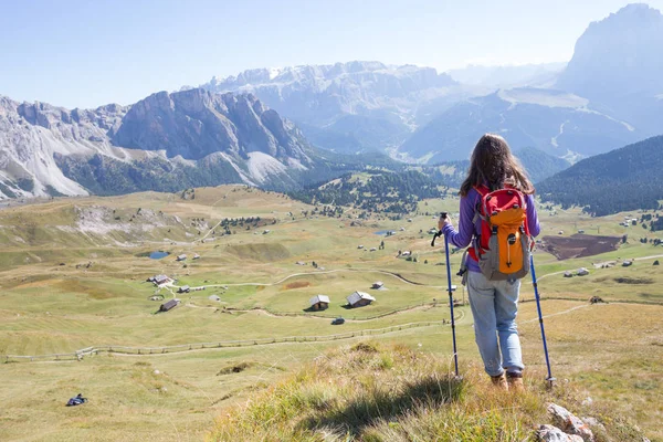 Lány Túrázó Hegyek Dolomitok Kilátást Nyújt Völgyre Olaszország Seced — Stock Fotó