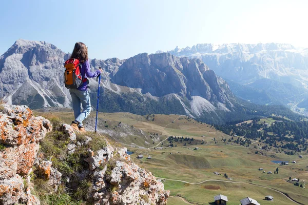 Lány Túrázó Hegyek Dolomitok Kilátást Nyújt Völgyre Olaszország Seced — Stock Fotó