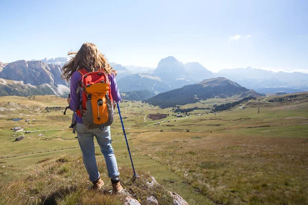 Lány Túrázó Hegyek Dolomitok Kilátást Nyújt Völgyre Olaszország Seced — Stock Fotó