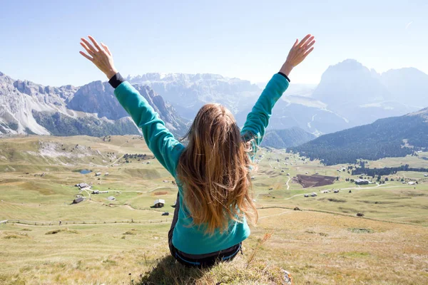 Menina Caminhante Nas Montanhas Dolomitas Vistas Para Vale Itália Seced — Fotografia de Stock