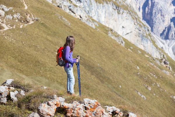 Wandelaar Van Het Meisje Bergen Dolomieten Uitzicht Vallei Italië Seced — Stockfoto