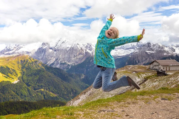 Menina Feliz Caminhantes Pulando Nas Montanhas Dolomites Itália — Fotografia de Stock